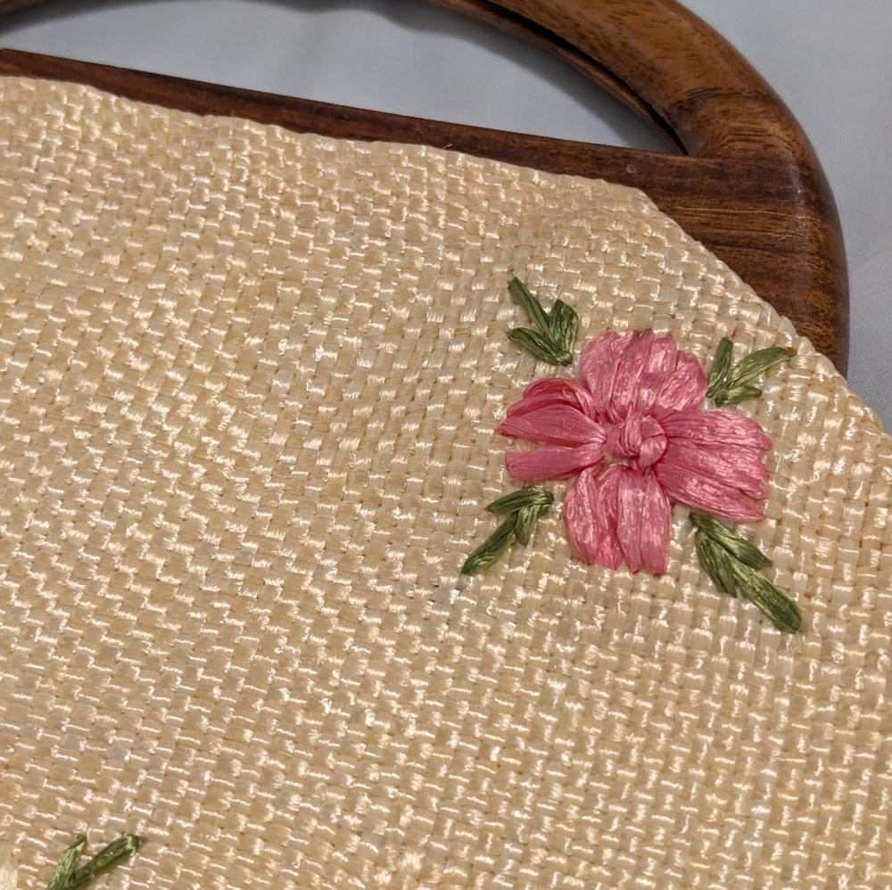 Vintage 1960s Hawaiian Raffia Floral Handbag — Wooden Handle — Hand-Embroidered - Picture 6 of 14